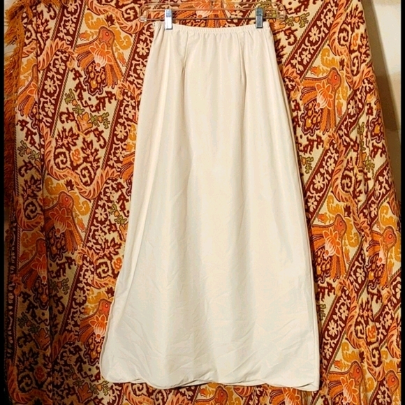 ANOTHER VINTAGE beige half slip with scalloped hem.   Get it outta my li… - Picture 5 of 9